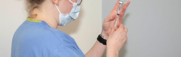 Honderden mensen meldden epileptische aanval na coronaprik, maar Lareb vond de associatie “te zwak” om uit te werken als signaal