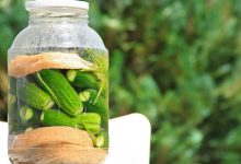 Pot met gefermenteerd voedsel zoals zuurkool op een houten tafel