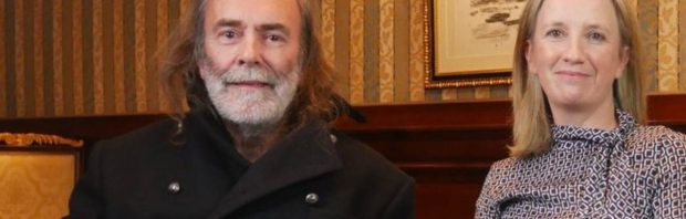 Ex-columnist noemt zijn vroegere krant ‘criminele organisatie’ wegens wegmoffelen vaccindoden