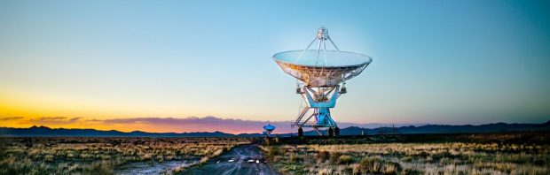 Mysterie op oude hemelplaten: astrofysici vinden onbekende objecten rond de aarde vóór het satelliettijdperk