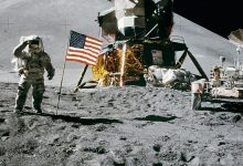 Apollo astronauten op maanoppervlak met onbekend object in de lucht