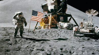 Apollo astronauten op maanoppervlak met onbekend object in de lucht
