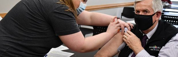 Bioscoopgangers kregen in Zutphen de vraag of ze iemand kennen met vaccinatieschade, zoveel mensen staken hun hand op