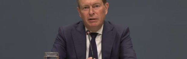 Oud-minister Bruno Bruins mijdt één woord ‘als de pest’ tijdens coronaverhoor