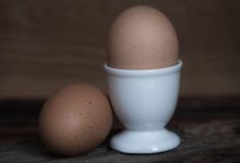 Verse eieren in een karton, goed voor gezondheid en voeding