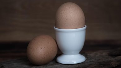 Verse eieren in een karton, goed voor gezondheid en voeding