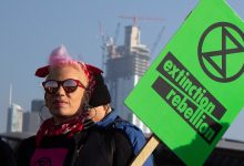 Klimaatactivisten blokkeren spoor en krijgen ruim baan: 'Da's toch bizar, de overheid die strafbare feiten faciliteert?'