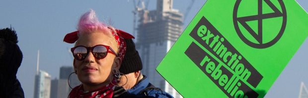 Klimaatactivisten blokkeren spoor en krijgen ruim baan: ‘Da’s toch bizar, de overheid die strafbare feiten faciliteert?’