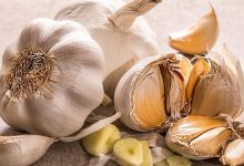 Rauwe knoflookteentjes met honing als natuurlijk middel tegen verkoudheid