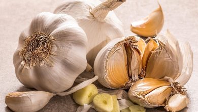 Rauwe knoflookteentjes met honing als natuurlijk middel tegen verkoudheid