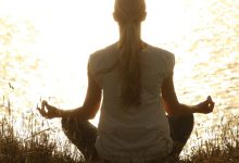 Vrouw oefent mindfulness vs meditatie in een rustige omgeving