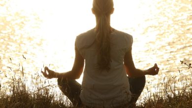 Vrouw oefent mindfulness vs meditatie in een rustige omgeving