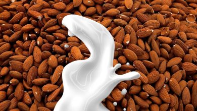 Drie glazen plantaardige melk vergelijken: amandel, haver en kokos