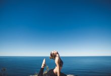 Vrouw die yoga nidra beoefent voor diepe rust en herstel