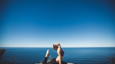 Vrouw die yoga nidra beoefent voor diepe rust en herstel