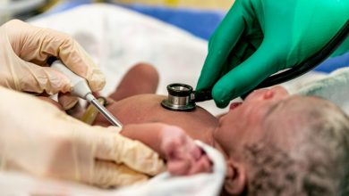 Baby's van gevaccineerde moeders worden geboren met GATEN in hun hart