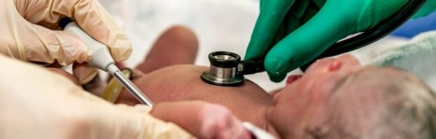 Baby’s van gevaccineerde moeders worden geboren met GATEN in hun hart