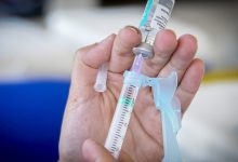 'De overheid houdt vaccinatie- en sterftecijfers onder de pet en daarvan hebben we nu bewijs'
