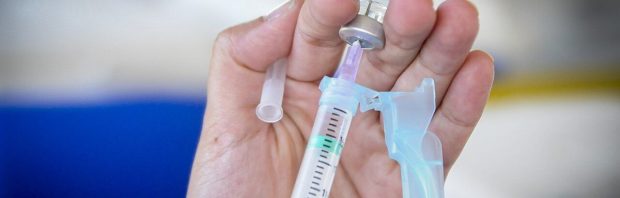 ‘De overheid houdt vaccinatie- en sterftecijfers onder de pet en daarvan hebben we nu bewijs’