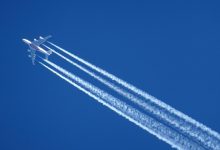 Vliegtuig met witte strepen in de lucht, geheime weermanipulatie CIA