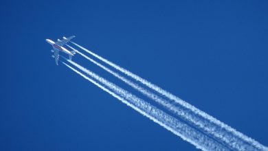 Vliegtuig met witte strepen in de lucht, geheime weermanipulatie CIA