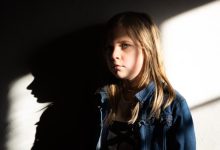Honderdduizenden minderjarige meisjes misbruikt: politieagenten namen deel aan groepsverkrachtingen