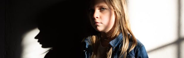 Honderdduizenden minderjarige meisjes misbruikt: politieagenten namen deel aan groepsverkrachtingen