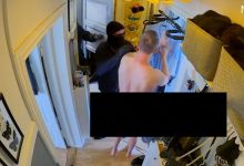 Deense journalist deelt schokkende beelden: gemaskerde agenten beuken zijn deur in nadat hij de premier een appje stuurt 4 ken