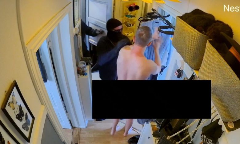 Deense journalist deelt schokkende beelden: gemaskerde agenten beuken zijn deur in nadat hij de premier een appje stuurt 1 ken