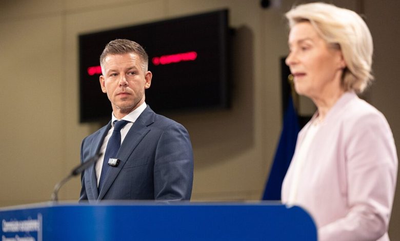 Politie-inval bij Hongaarse journalist, tienerzoon getraumatiseerd: wie trekt er werkelijk aan de touwtjes in Hongarije? 1 Politie-inval bij Hongaarse journalist, tienerzoon getraumatiseerd: wie trekt er werkelijk aan de touwtjes in Hongarije?
