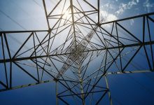 Hoogspanningsmasten in Nederland symboliseren problemen met vol stroomnet