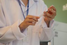 Achter gesloten deuren: de ernstige zorgen over mRNA-vaccins die het publiek niet hoorde