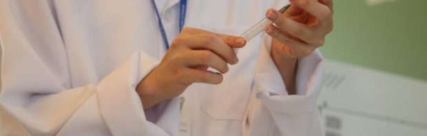 Achter gesloten deuren: de ernstige zorgen over mRNA-vaccins die het publiek niet hoorde