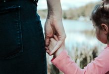 Dakloze moeders met kinderen op straat: D66, VVD en CDA stemmen tégen hulp - 'Duivels, echt duivels'