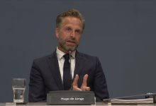 Hugo de Jonge 'pleegde meineed' tijdens coronaverhoor 'om zijn misdaden te maskeren' 9 de jonge