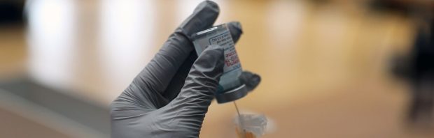 Interne mails vrijgegeven: ambtenaar VWS grapt en grolt over vrouw die ernstige bijwerking kreeg na Moderna-prik