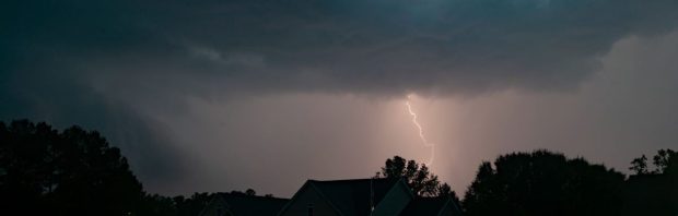 MK-Ultra-slachtoffer getroffen door mysterieuze tornado die uit het niets verschijnt