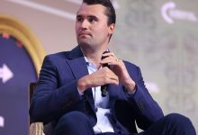 Nieuwe beelden roepen vragen op over officiële lezing van aanslag op Charlie Kirk: wat gebeurde er écht op dat dak?