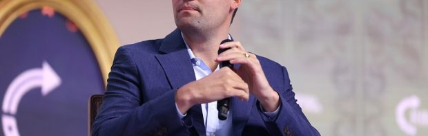 Nieuwe beelden roepen vragen op over officiële lezing van aanslag op Charlie Kirk: wat gebeurde er écht op dat dak?
