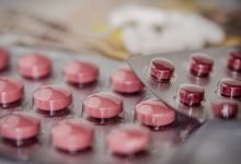 Statins en cholesterol pillen op tafel bij arts consult