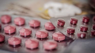 Statins en cholesterol pillen op tafel bij arts consult