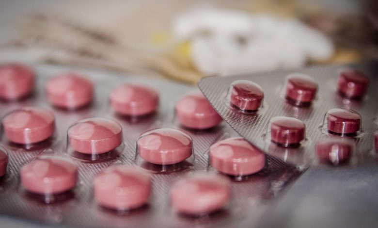 Statins en cholesterol pillen op tafel bij arts consult
