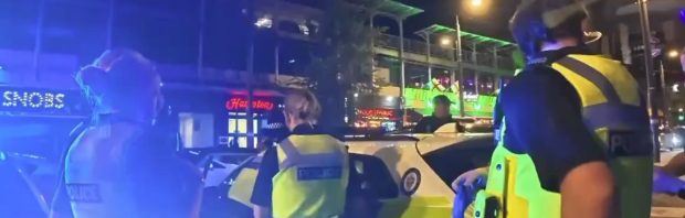 Kijk: Schokkende beelden van de Britse politie die met twee maten meet