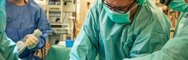 Artsen verklaren zijn zoon ‘hersendood’ en willen zijn organen oogsten. Dan trekt de vader een pistool