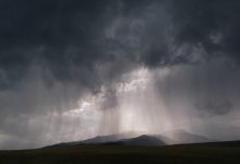 Zware regenval boven een droog landschap, cloud seeding als wapen