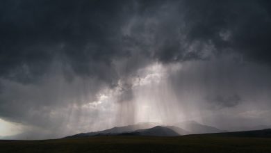 Zware regenval boven een droog landschap, cloud seeding als wapen