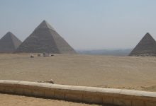 Luchtfoto van de grote piramide van Gizeh in de woestijn bij zonsondergang