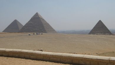 Luchtfoto van de grote piramide van Gizeh in de woestijn bij zonsondergang