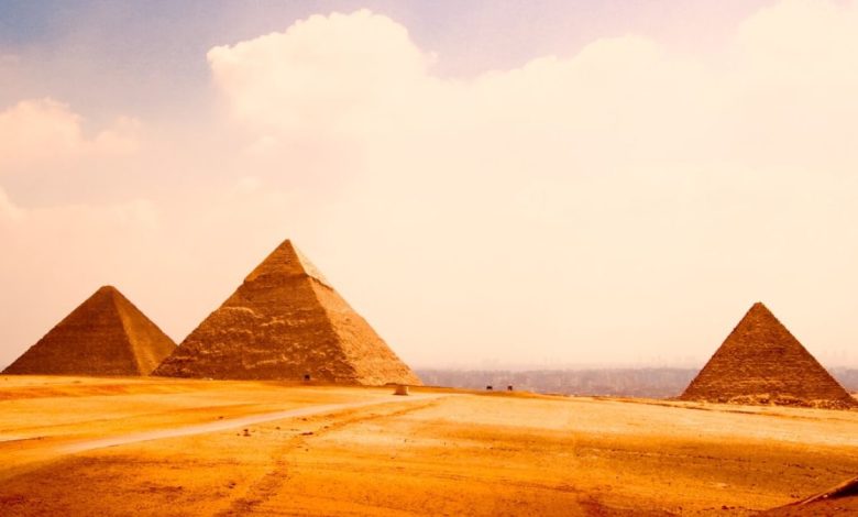 Hij keek onder de Grote Piramide — en daarna werd zijn onderzoek ingetrokken