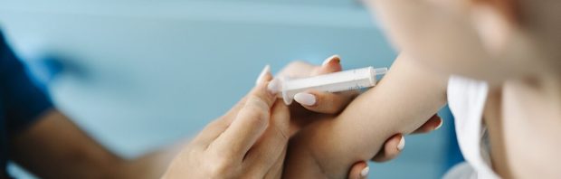 Na 15 jaar in de kraamzorg stelt deze vroedvrouw de ongemakkelijke vragen over kindervaccins